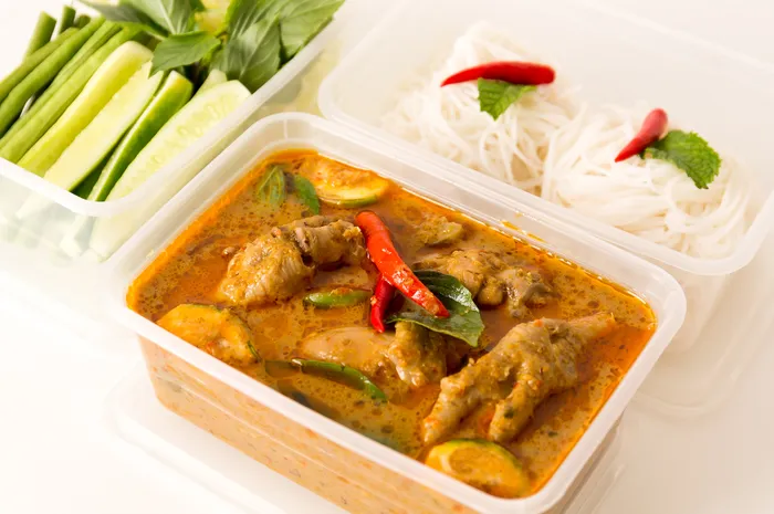 Noda minyak pada wadah plastik.