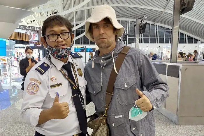 Liam Gallagher ke Bali, Pegawai Bandara Ini Beruntung Bisa Foto Bareng