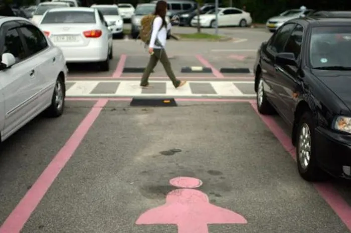 Viral di Twitter, ini urgensi dan sejarah parkiran khusus perempuan