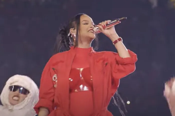 Rihanna umumkan kehamilan kedua dengan Asap Rocky saat tampil di Super Bowl 2023.
