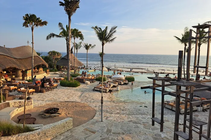 Mari Beach Club Bali, spot 10 Hiburan Malam Viral 2025 dengan AR sunset
