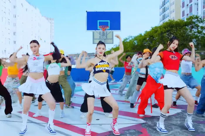 Gaya sporty New Jeans