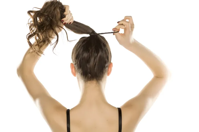3 Tips Mengikat Rambut yang Tepat, Bisa Mencegah Kerontokan Parah ...