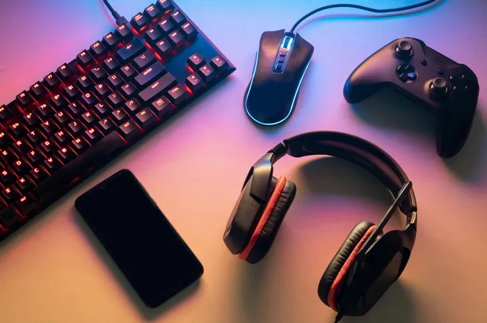 Rekomendasi Earbuds dan Headset Gaming, Cocok untuk Kado Natal - Parapuan