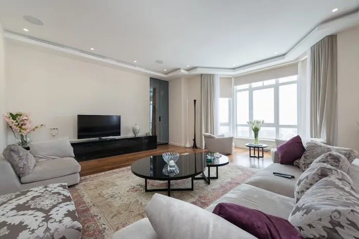 Meja kaca di area ruang keluarga dan ruang tamu.