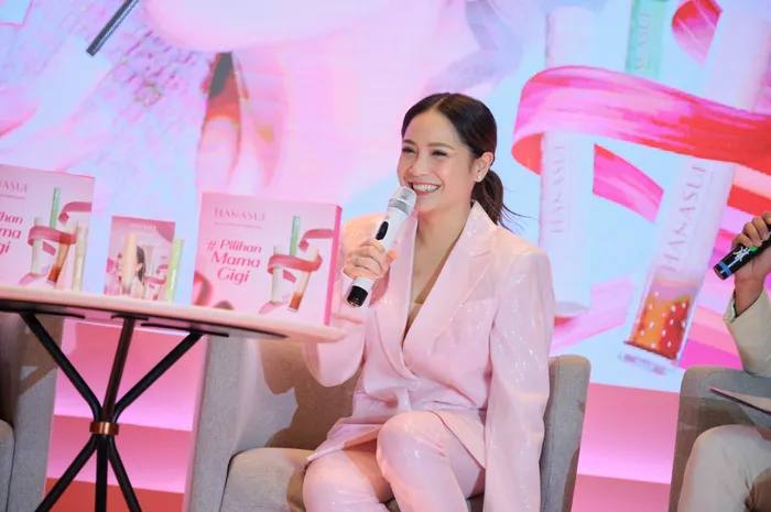 Lipstik ombre pilihan Mama Gigi atau Nagita Slavina.