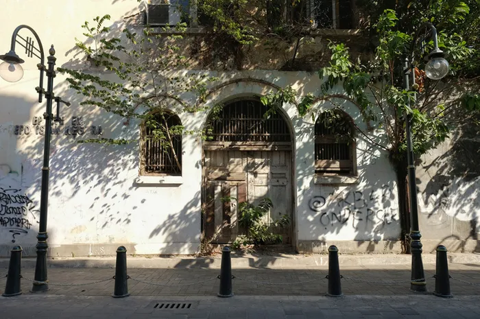 Rumah indis atau bangunan zaman Belanda (Semarang, Indonesia, July 17, 2019)