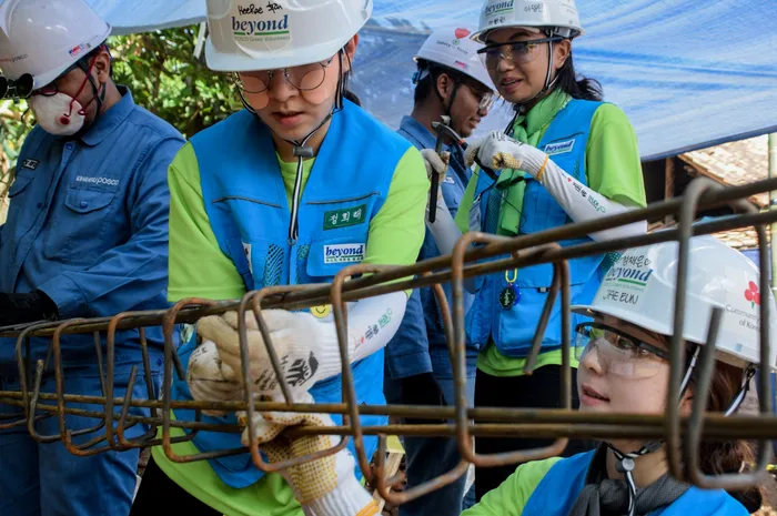 POSCO dan Habitat for Humanity berdayakan masyarakat dengan bangun hunian layak ramah lingkungan.