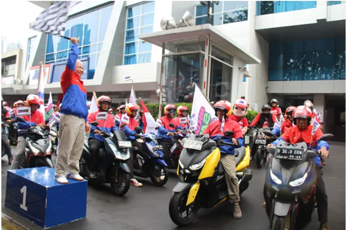 kurir JNE dan Manajemen gelar agenda konvoi helm dan jaket #KurirSATSETJNE 