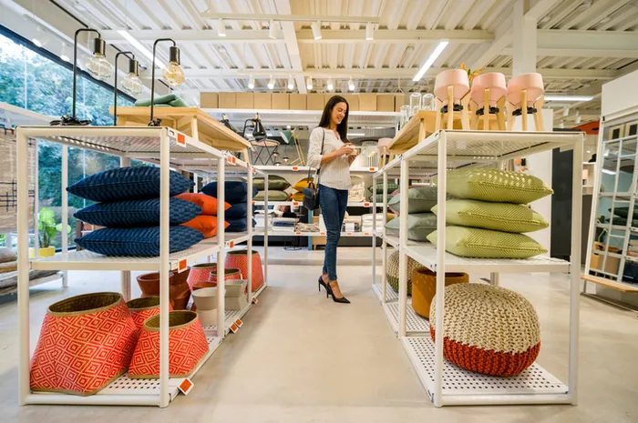 Pilih furnitur sesuai kebutuhan, anggaran, dan ukuran ruangan.