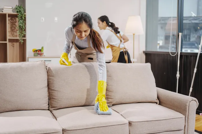 Membersihkan rumah untuk menyambut tamu saat Lebaran.