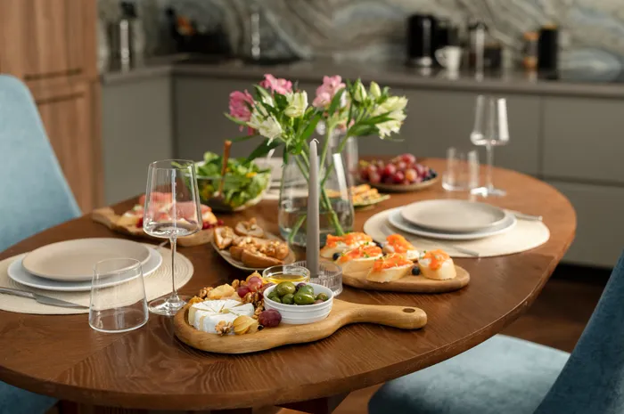 Tips mengatur meja makan untuk dinner bareng keluarga di momen Lebaran.