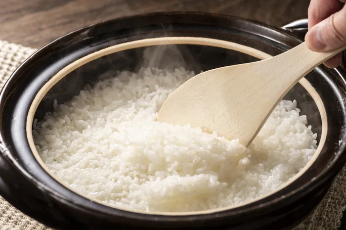 Trik memasak nasi agar rendah kalori hanya menggunakan rice cooker. 