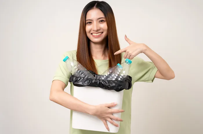 Peran perempuan dalam upaya pilah sampah.