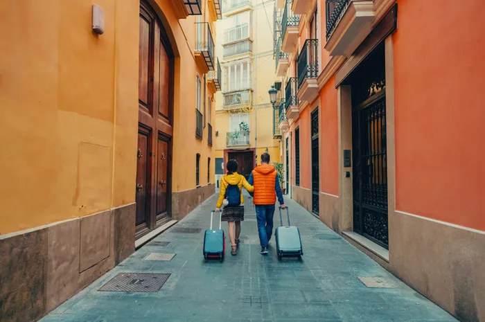 Solusi jika kamu dan pasangan punya gaya traveling berbeda.