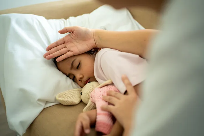 発熱している子供たち：家で薬を飲むのはいつ頃で十分ですか、いつ医者に行くべきですか？