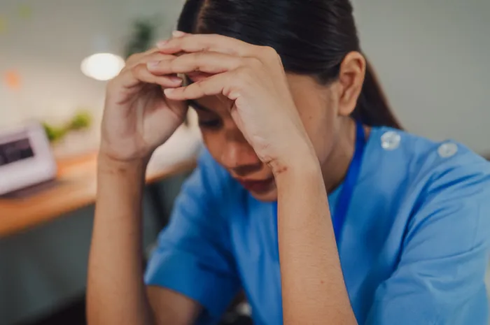 Perempuan yang saat dewasa punya beban tersembunyi.