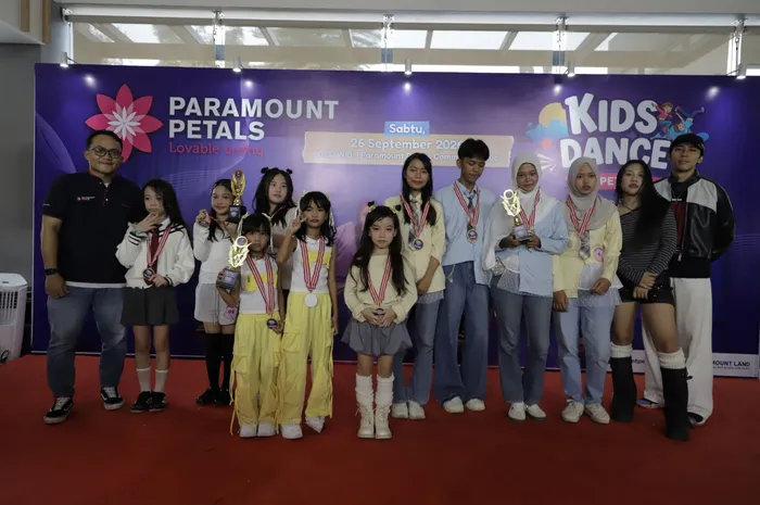 Kemeriahan para peserta dan pemenang di panggung Paramount Petals Kids Dance Competition 2026.