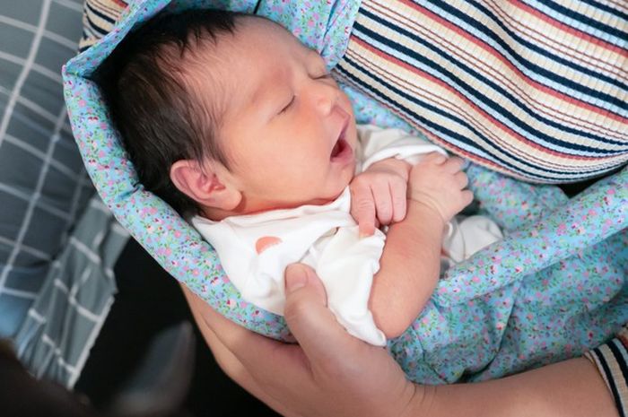 Masih Ringkih, Begini Cara Menggendong Bayi yang Tepat Sesuai Usia