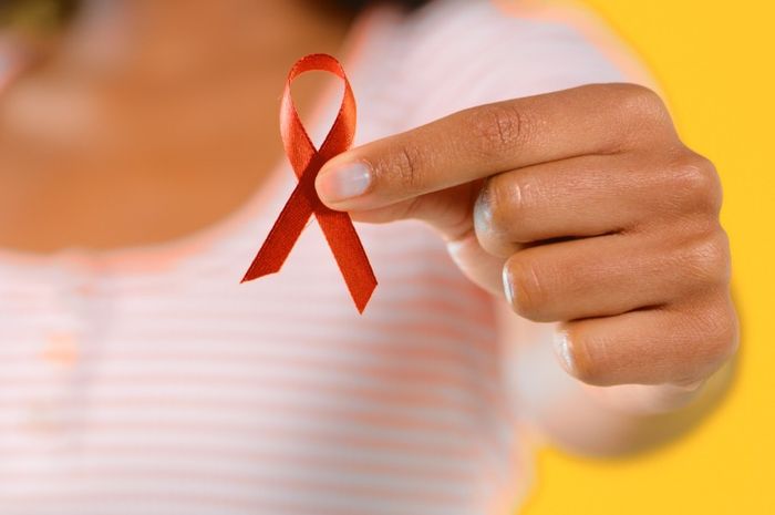 Kenapa HIV dan AIDS Seringkali Dikaitkan? Berikut Penjelasannya - Parapuan