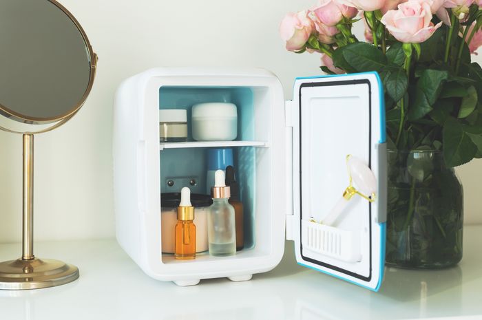 Ternyata, Ini Alasan Skincare Perlu Ditaruh di Kulkas Menurut Pakar