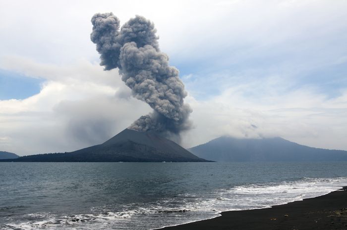 Gunung Anak Krakatau Menjadi Level Siaga, BNPB Imbau Masyarakat Waspada ...