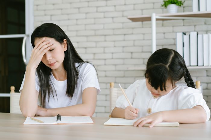 Dampak Negatif Helikopter Parenting: Saat Orang Tua Terlalu Mengatur Kehidupan Anak