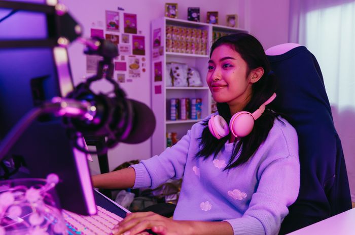Menilik Profesi Game Streamer, Benarkah Memiliki Prospek Cerah? - Parapuan