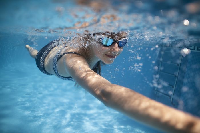 5 Manfaat Berenang Bagi Kesehatan Paru-Paru Hingga Postur Tubuh - Parapuan