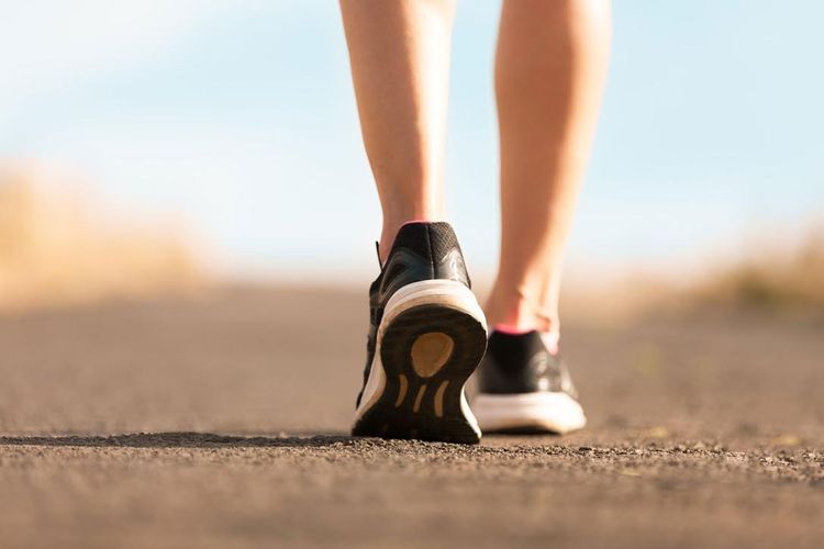Bisa Dilakukan Sore Hari, Ini Manfaat Olahraga Brisk Walking untuk Kesehatan