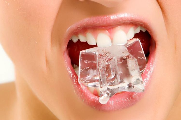 Setop Mulai Sekarang, Ini 6 Dampak Buruk Kebiasaan Mengunyah Es Batu untuk Kesehatan