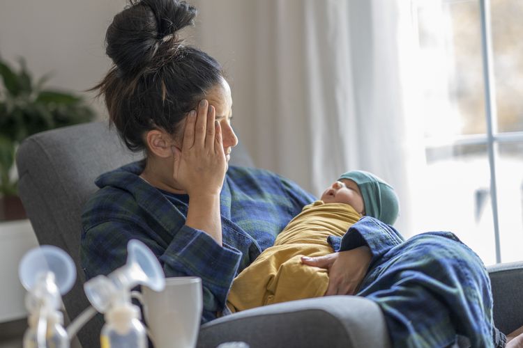 Ibu yang Menemani Bayi Begadang Perlu Lakukan 5 Hal Ini agar Tidak Stres