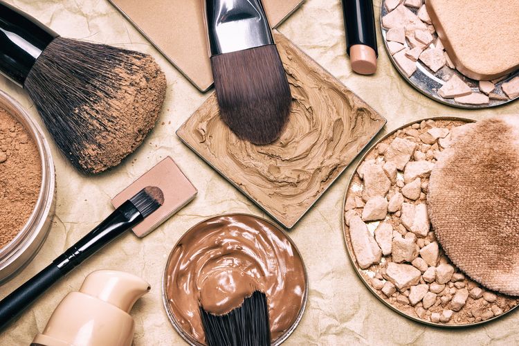 5 Bahaya Tidak Rutin Membersihkan Makeup Brush, Bisa Iritasi Kulit?