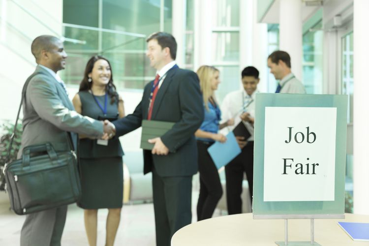 Ingin Datang ke Job Fair, Apa Saja Berkas Lamaran Kerja yang Perlu Dibawa?