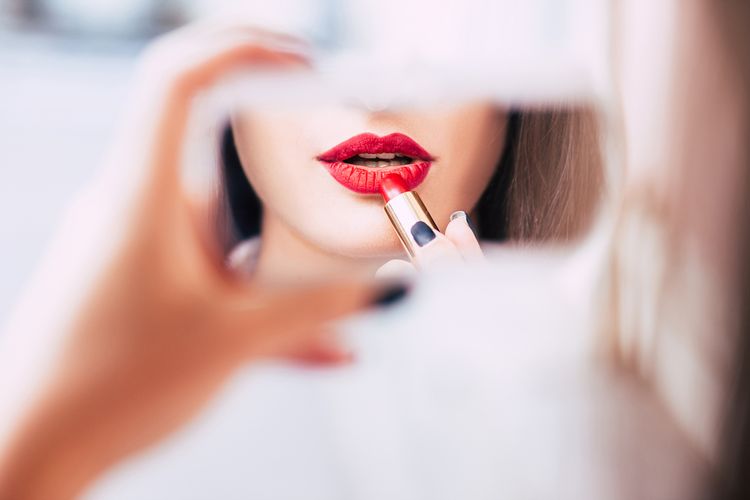 Cocok untuk Imlek, Ini Cara Memilih Lipstik Merah yang Sesuai Warna Kulit