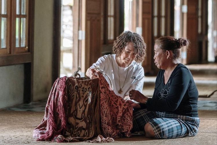 Kisah Perempuan Iban Lestarikan Tenun dan Hutan Lewat Aram Bekelala Tenun Iban