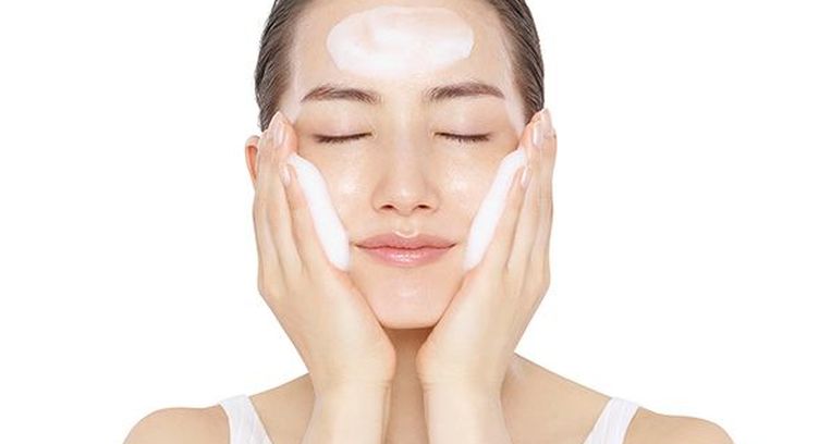 Aman untuk Kulit Sensitif, Rekomendasi Facial Wash Bebas Fragrance - Parapuan