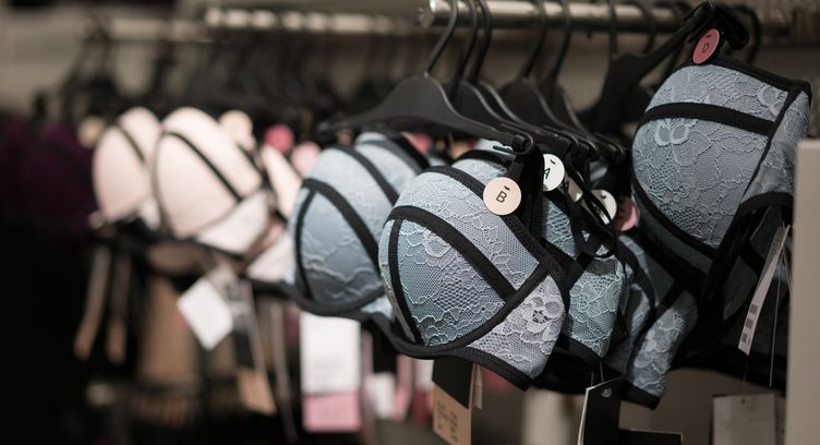 3 Perbedaan Bra Biasa dengan Push Up Bra, Perhatikan Bentuknya! - Semua  Halaman - Parapuan