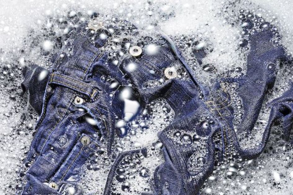 Supaya Tidak Melar, Ini Cara Mencuci Celana Jeans yang Benar - Parapuan
