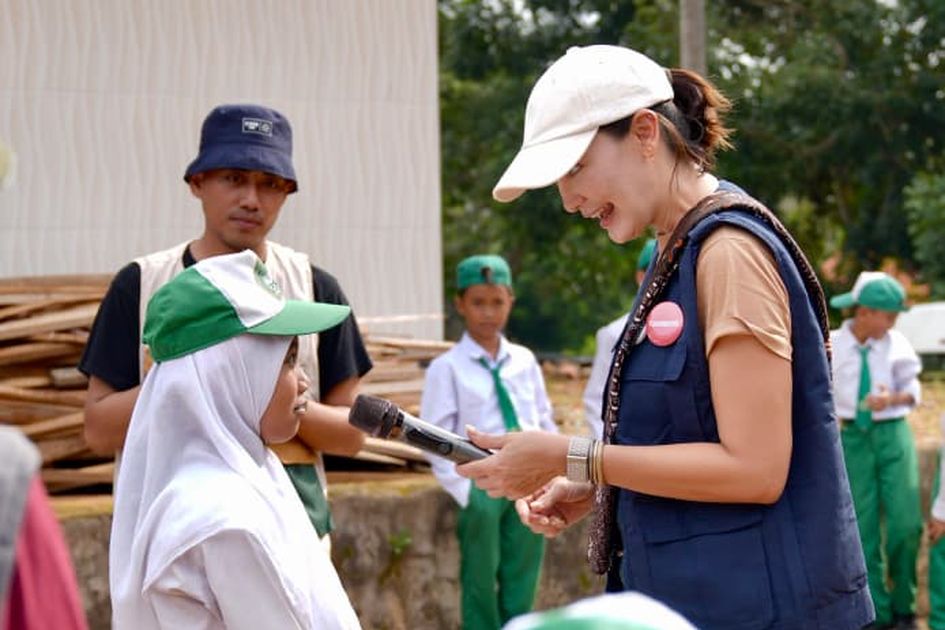 Luna Maya Mewujudkan Ruang Belajar Sejuk dan Nyaman untuk Anak-Anak di Pamekasan
