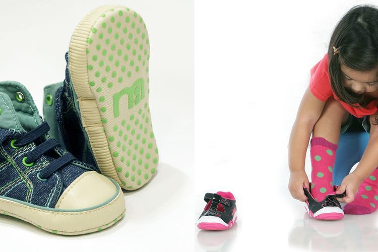 Tak ada salahnya mengajari anak pakai sepatu dan sandal sejak dini lho. Begini cara mudahnya, ikuti tips ini.