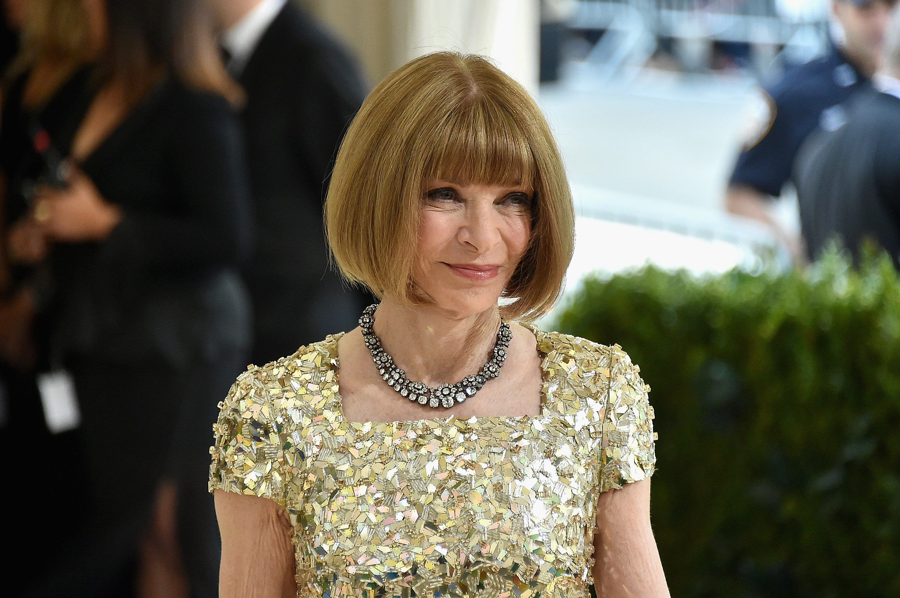 Mundur dari posisi pemimpin redaksi di Vogue, intip profil dan perjalanan karier Anna Wintour sang legenda dunia mode internasional.