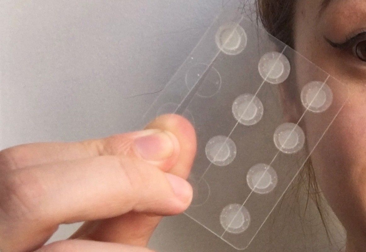 Salah satu produk yang digunakan untuk mengatasi jerawat adalah acne patch. Berikut rekomendasi acne patch yang bisa bantu kamu atasi masalah jerawat.