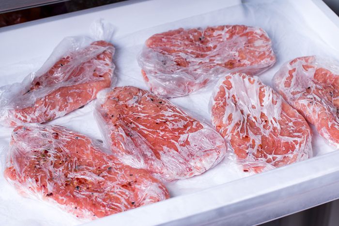 Menyimpan daging beku di kulkas adalah hal biasa. Namun simak tips menyimpan daging agar awet dan tahan lama dalam kondisi beku.