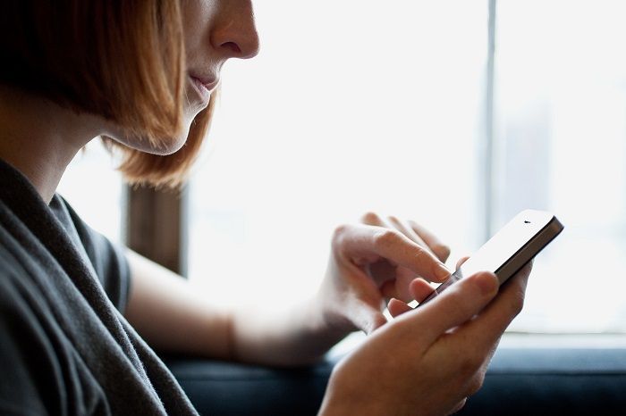 Terlalu lama memegang ponsel ternyata dapat mempengaruhi bentuk jari kelingking, yang disebut sindrom smartphone pink. Yuk simak cara mengatasinya.