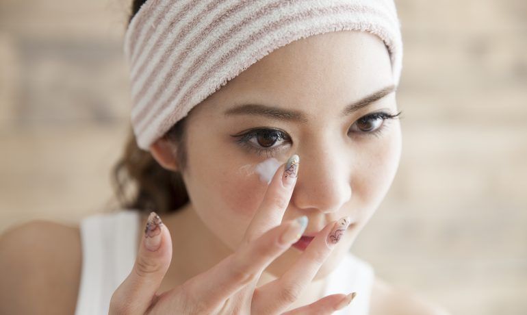 Skincare routine malam hari wajib dilakukan demi merawat kesehatan kulit wajah kita setelah seharian beraktivitas. Simak langkah-langkahnya! 