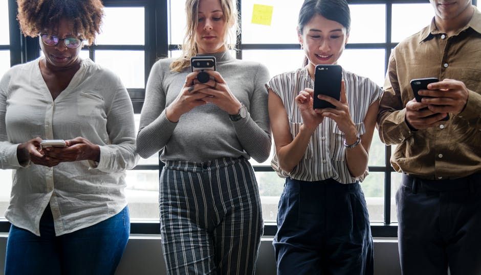 Kawan Puan perlu tahu, begini tiga cara yang perlu kamu lakukan untuk mengatasi oversharing di media sosial.