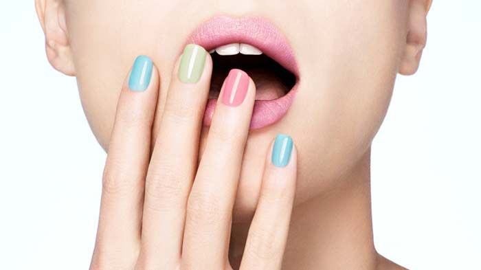 Mau punya kuku yang indah dengan nail art? Berikut pilihan warna-warna dan motif nail art tren 2021 yang bisa kamu coba.
