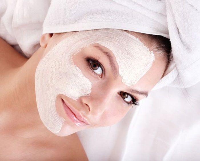Tidak hanya bisa diminum, minuman kolagen ini bisa menjadi masker wajah. Alhasil, kita bisa merawat kulit praktis dari luar dan dalam.
