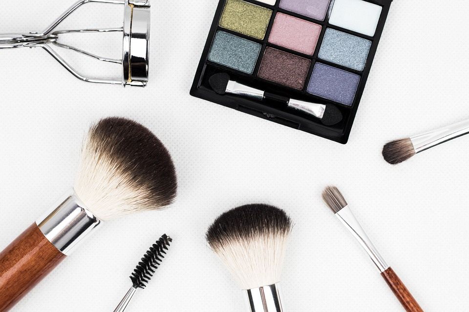 Cara kamu menyimpan kosmetik ternyata berpengaruh pada waktu kedaluwarsanya. Kalau kurang tepat, bisa-bisa mempercepat kosmetik kedaluwarsa.